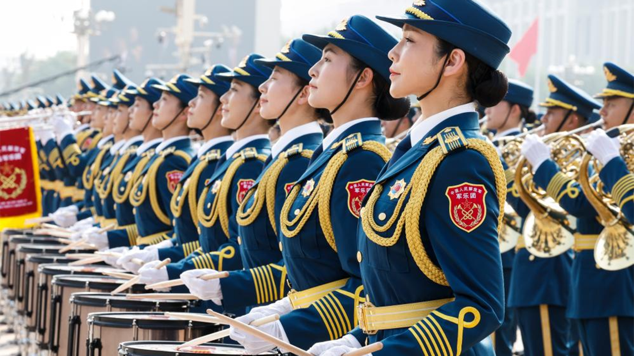 1這是中國人民解放軍聯合軍樂團在演奏。