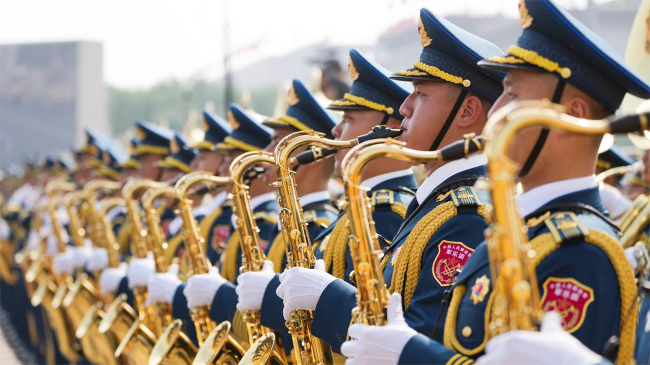 7-1中國人民解放軍聯合軍樂團在演奏。