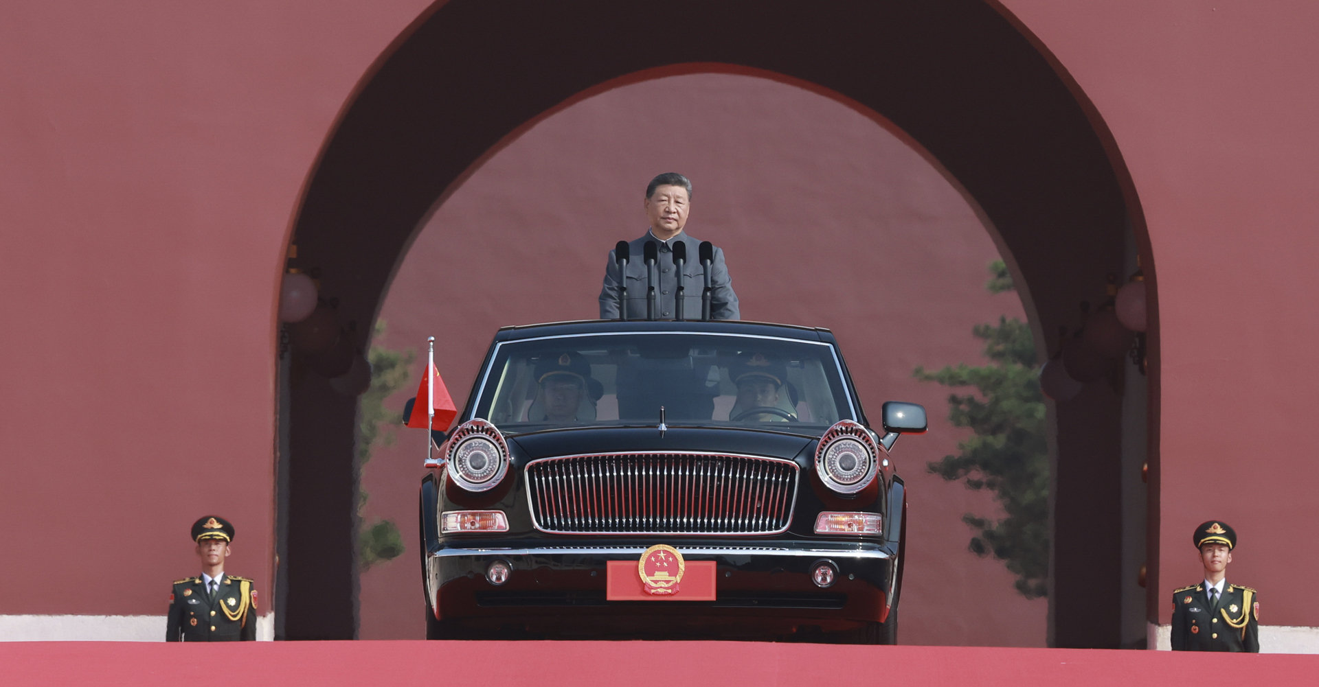 習近平乘檢閱車經過金水橋駛上長安街