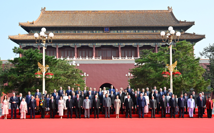 習近平和彭麗媛迎接外方代表團團長及其配偶
