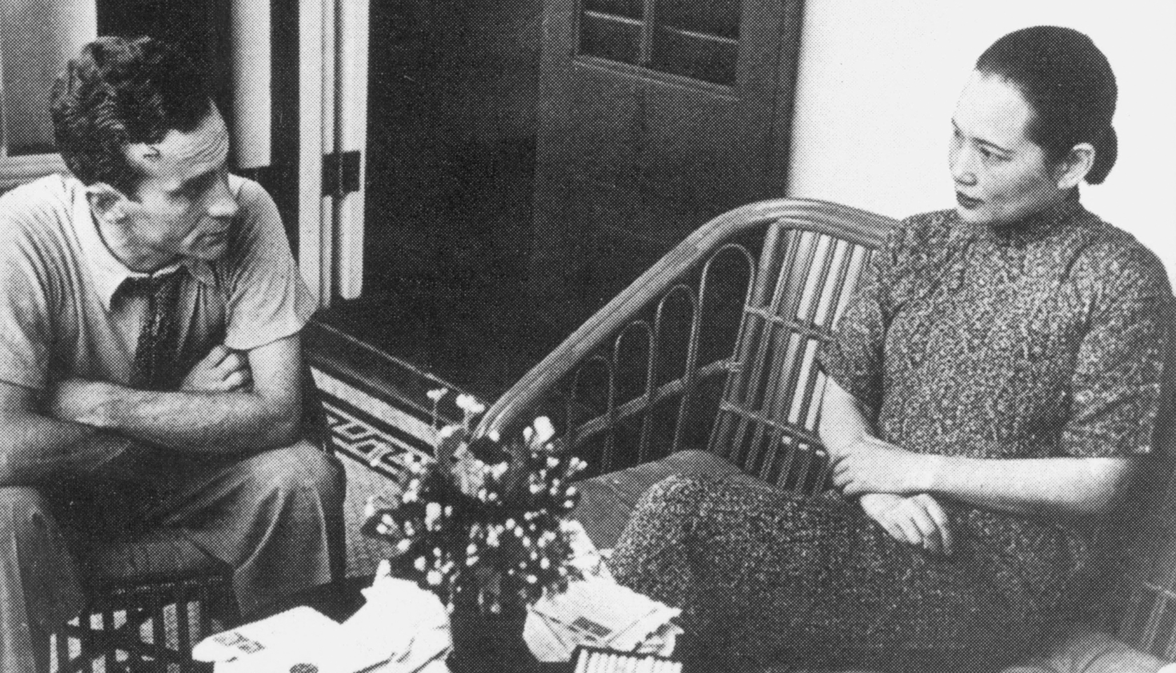 “中国共产党人是用特殊材料制成的”1936年6月，埃德加·斯诺到达陕甘宁苏区，成为第一个访问红色中国的西方新闻记者。他将自己在陕甘宁苏区的见闻写成《红星照耀中国》（中译名《西行漫记》），1937年10月后相继在英美出版发行，打破了国民党对苏区的新闻封锁，中共在抗战中的巨大潜能和作用开始引起西方世界的广泛关注。