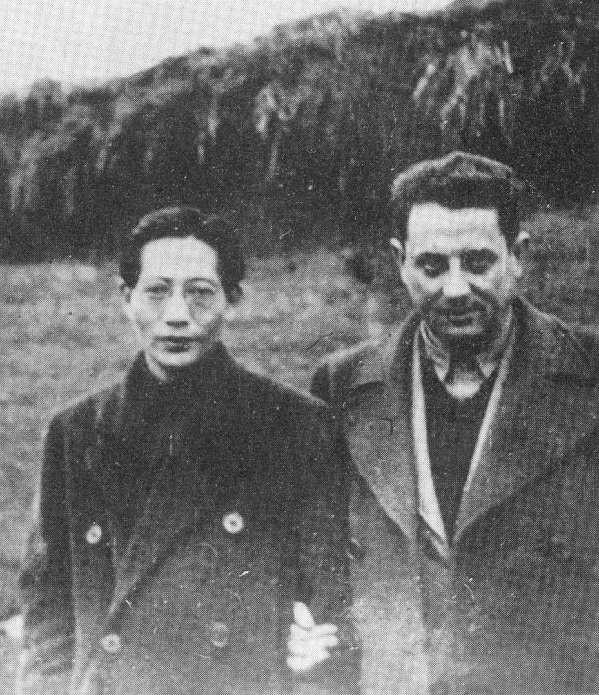 希伯（右）与沈其震在皖南泾县云岭合影
