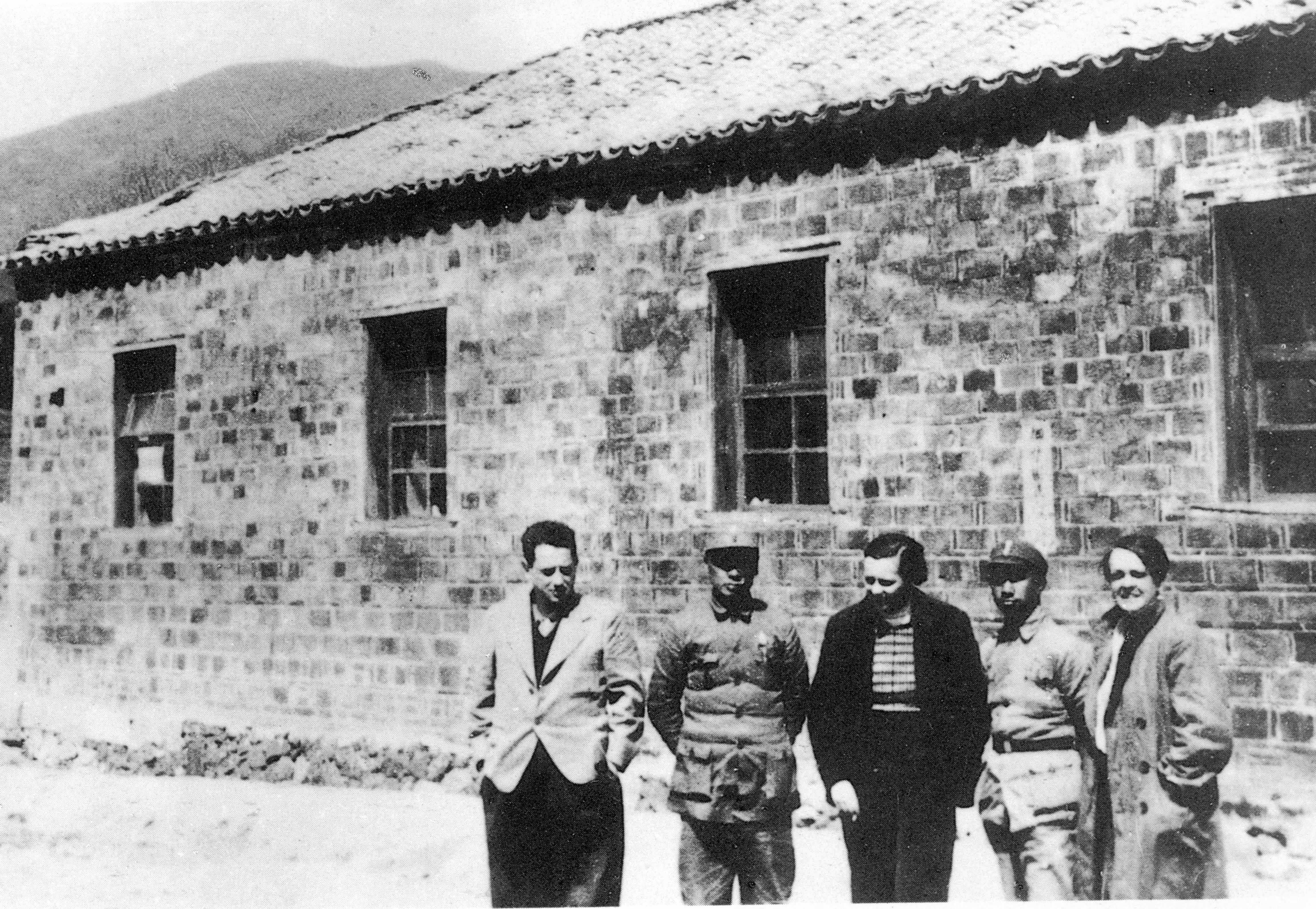 汉斯·希伯（左一）与新四军第一支队司令员陈毅（左二）、第二支队副司令员粟裕（右二）、史沫特莱（右一）、加拿大护士琼·尤恩（右三）在皖南泾县云岭合影。