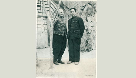 “八路軍獲得了力量和聲望”安娜·路易斯·斯特朗，美國著名的進步記者與作家。她一生六次訪華，幾乎都在中國革命的重要時刻。抗戰期間，她深入前線，如實報道中共領導的人民軍隊英勇作戰、抵御外侮的偉大奮斗歷程。她撰寫的《毛澤東的思想》一文，系統介紹了馬克思主義中國化的偉大理論成果，幫助世界更准確理解中國革命的方向與內涵。