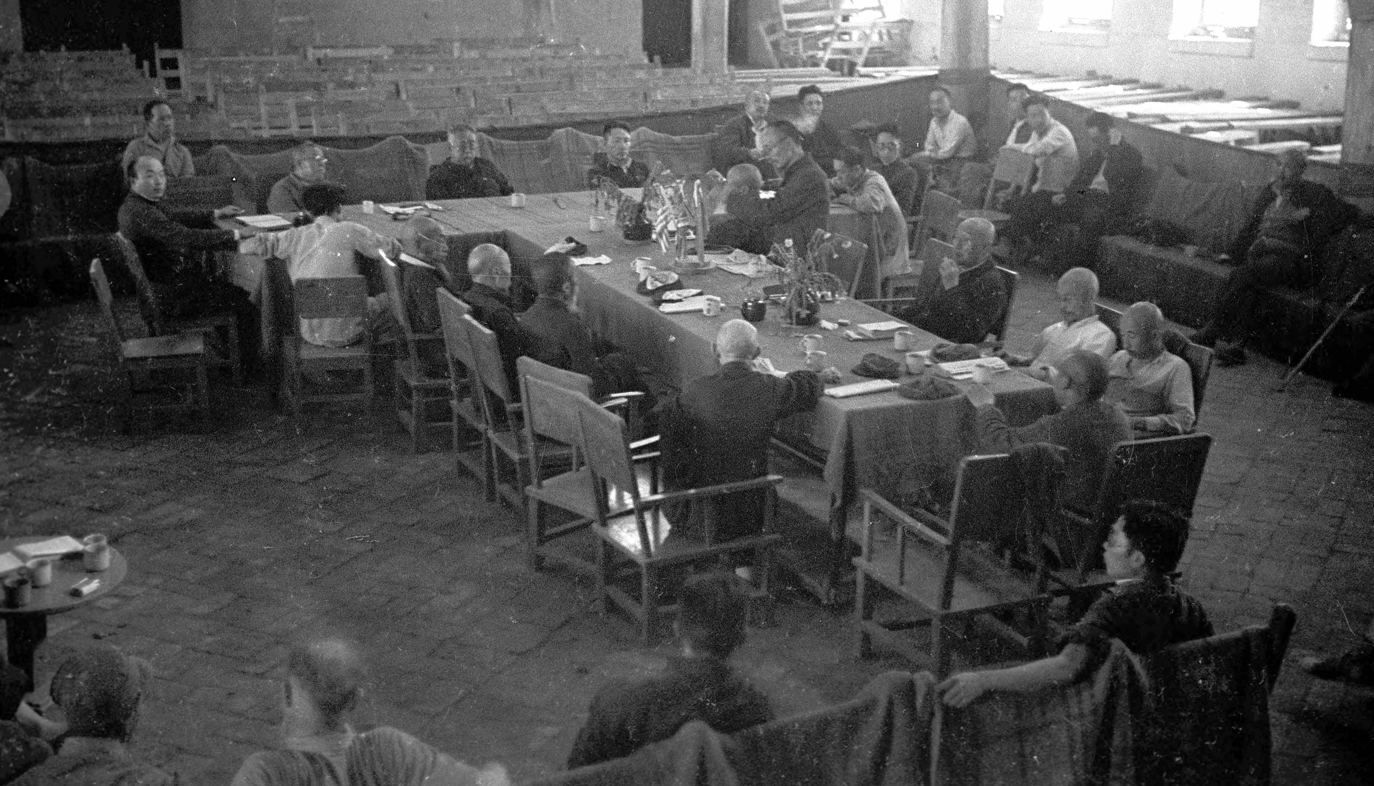 “中共党员的作用无处不在”1944年夏，斯坦因与毛泽东在延安杨家岭的窑洞中，展开了一场长达12小时的深度对话。谈话中，毛泽东深刻剖析了中国新民主主义革命的现状与未来，传递出中国共产党为民族独立、人民解放不懈奋斗的坚定信念与历史担当。斯坦因由此清晰认识到，中国共产党真心实意为人民，这正是“8600万人民随着他的道路前进”的动力之源。