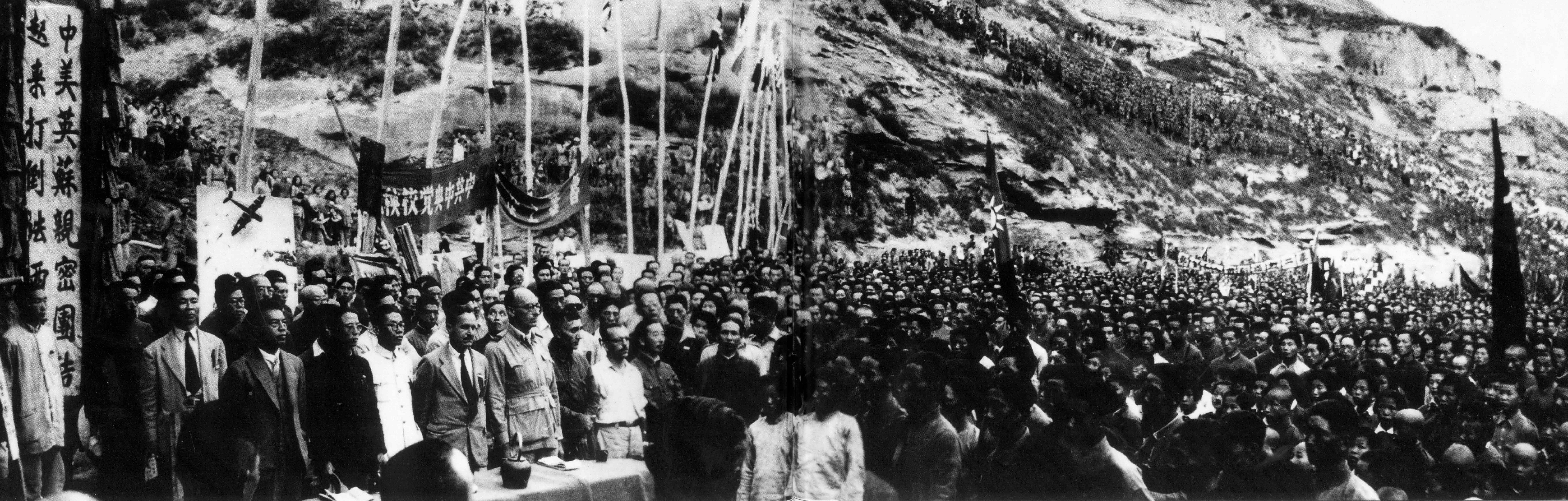 1944年6月13日，在延安文化沟，中外记者西北参观团参加了2.5万人的军民集会，庆祝诺曼底登陆暨欧洲反法西斯第二战场开辟（前排左七为爱泼斯坦）。