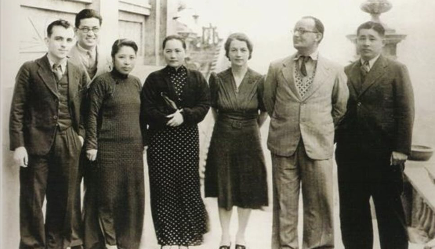 敌后抗日根据地是“不可摧毁的堡垒”2005年，一位金发碧眼的耄耋老人动情地说道：“我今年90岁，但从另外一个角度说，还只有73岁，因为我是1933年开始为中国革命工作的。”这位老人，正是著名的国际记者——伊斯雷尔·爱泼斯坦。中国全民族抗战时期，爱泼斯坦穿梭于硝烟弥漫的正面与敌后战场，以笔为刃，真实记录了中国军民浴血奋战、抗击日寇的不屈斗争。