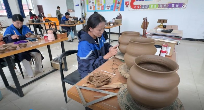 班玛黑陶培训及体验中心的匠人正在制作黑陶。人民网记者 益西康珠摄