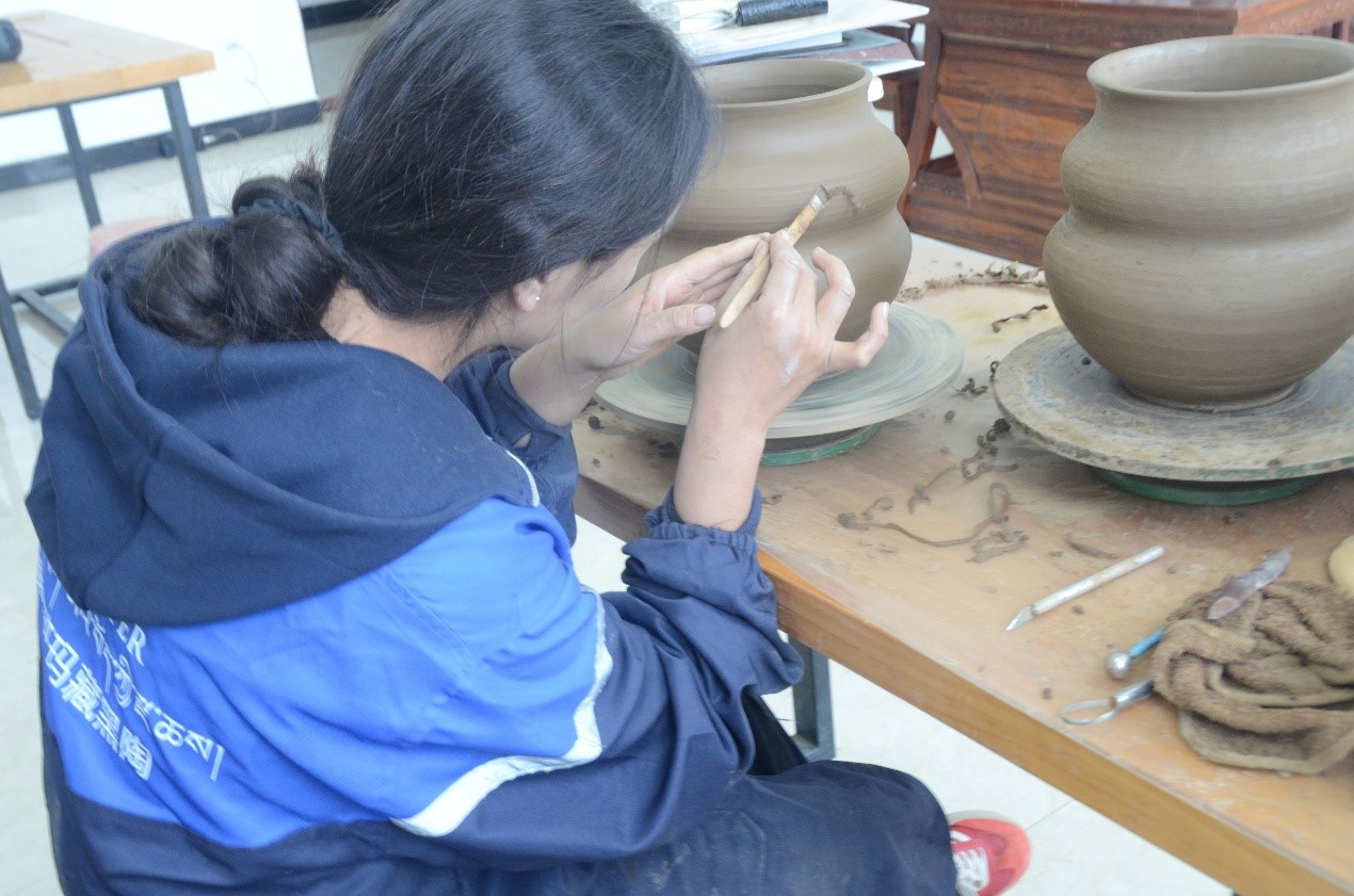 班玛黑陶培训及体验中心的匠人正在制作黑陶。人民网记者 益西康珠摄