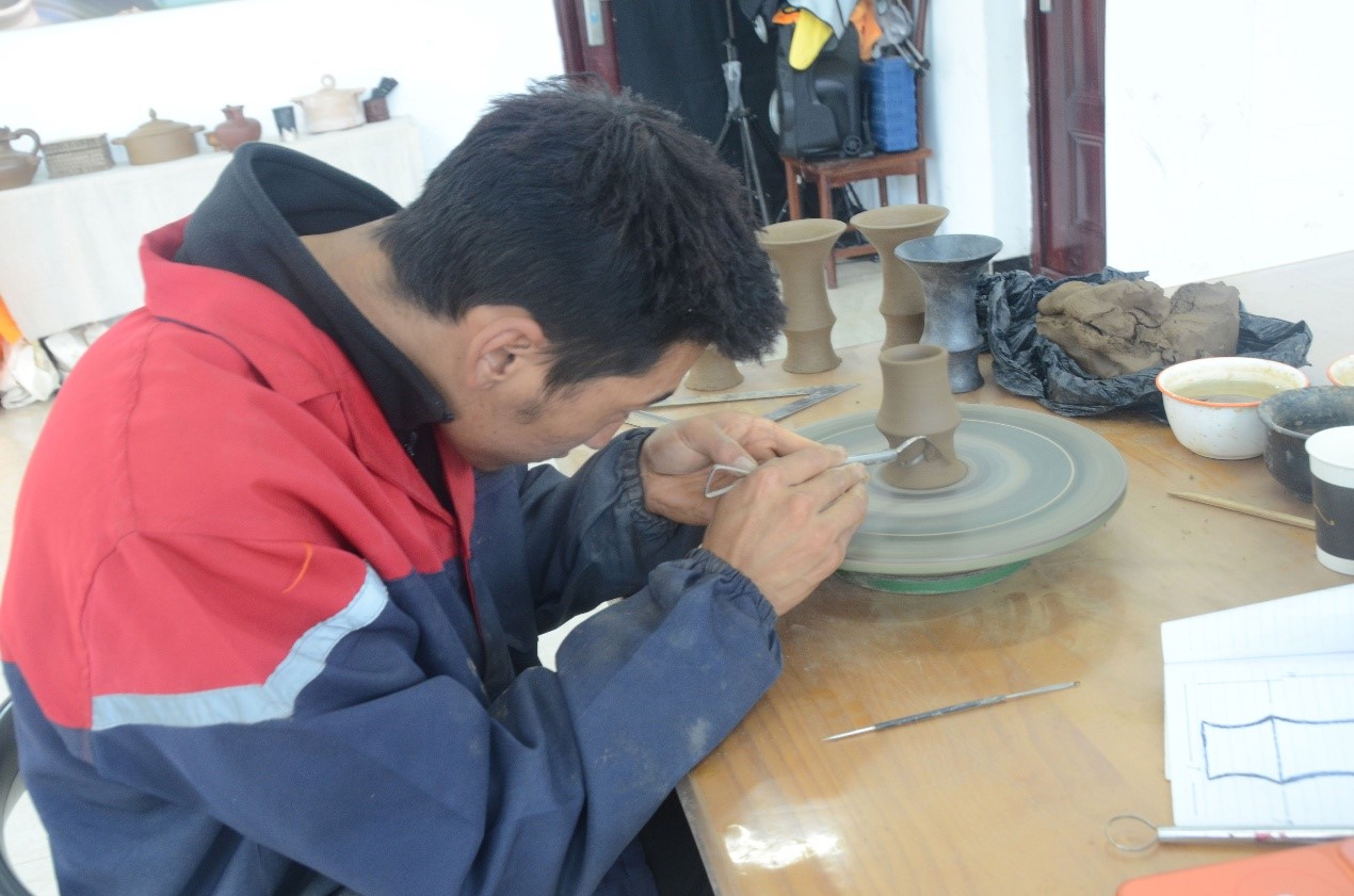 班玛黑陶培训及体验中心的匠人正在制作黑陶。人民网记者 益西康珠摄