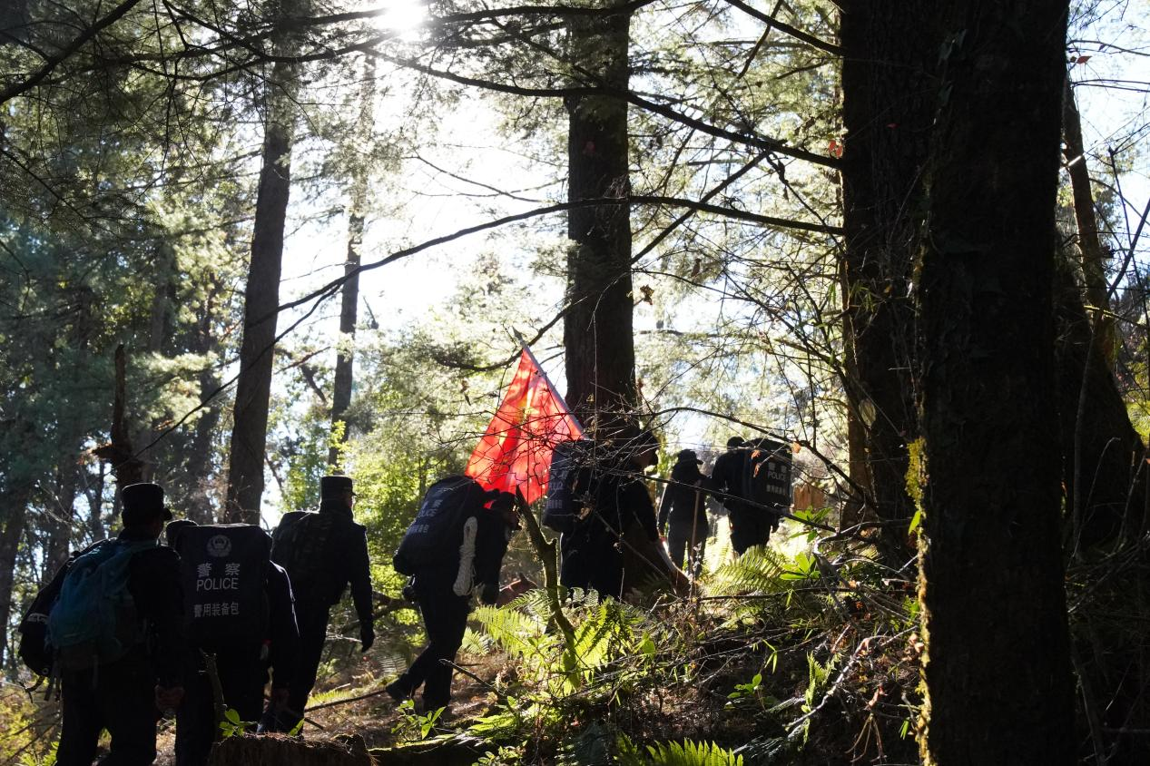 红旗引路,崎岖山路是巡边常态。人民网 石曲次旺摄