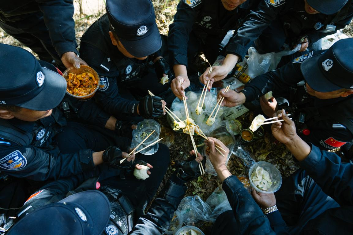 民警们在巡边途中的质朴休整。人民网 石曲次旺摄