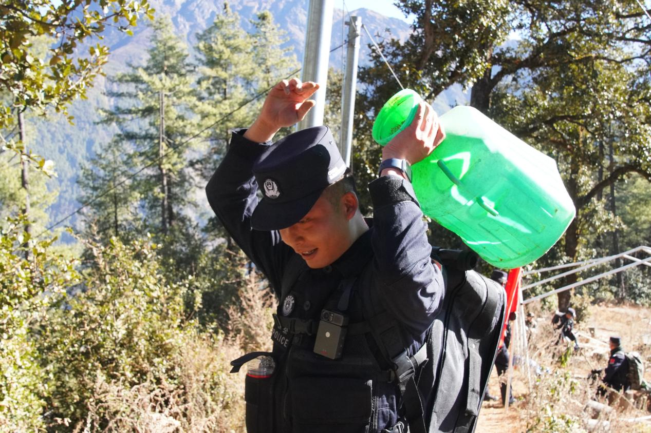 民警展示崃果山执勤时的取水技巧。人民网 石曲次旺摄