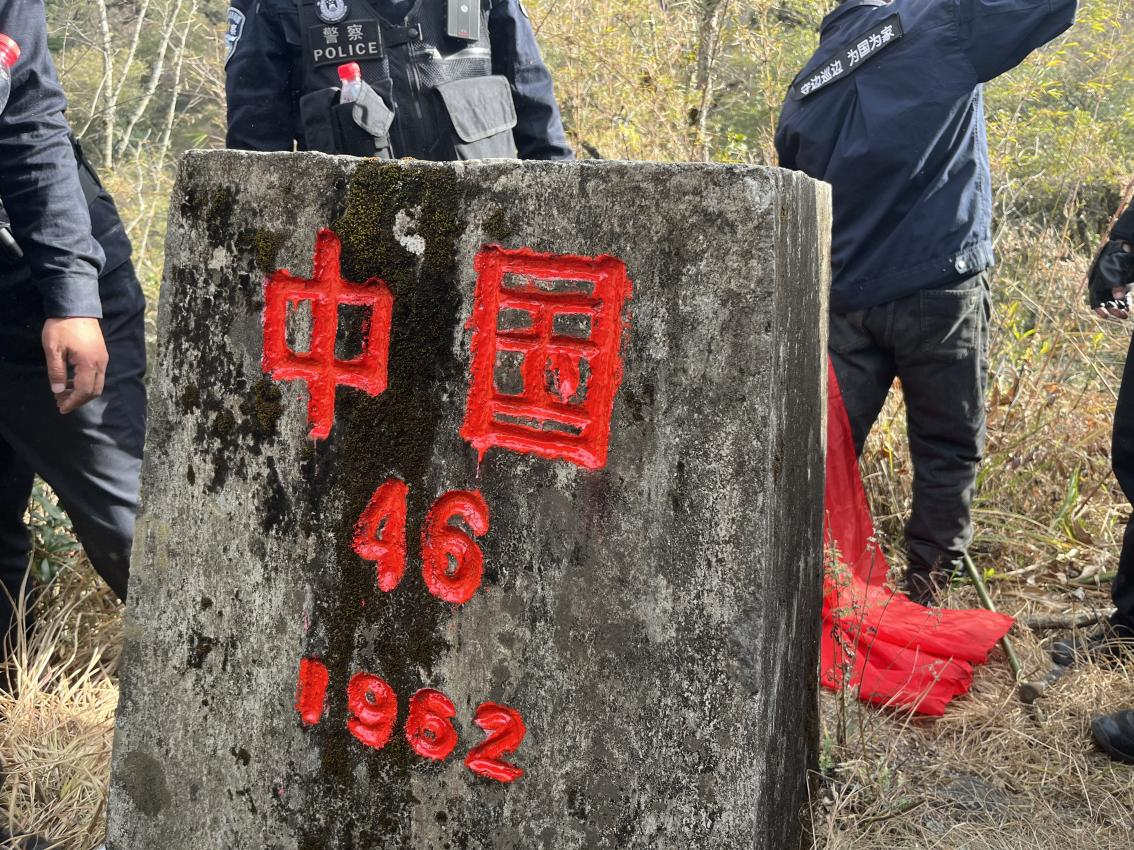 民警为中尼边境46号界桩描红。人民网 石曲次旺摄