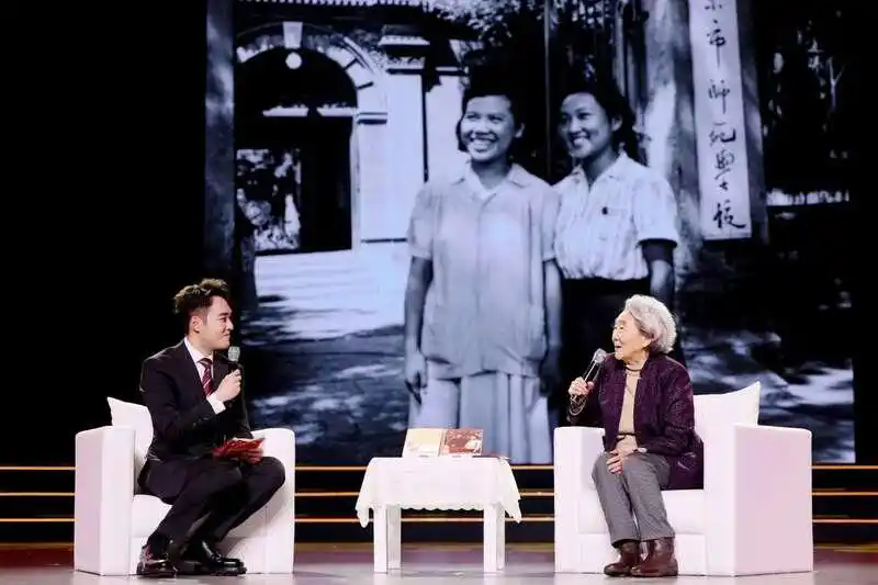 1月23日，周恩來同志的侄女周秉德（右）分享嚴於律己、艱苦朴素的紅色家風記憶。主辦方供圖