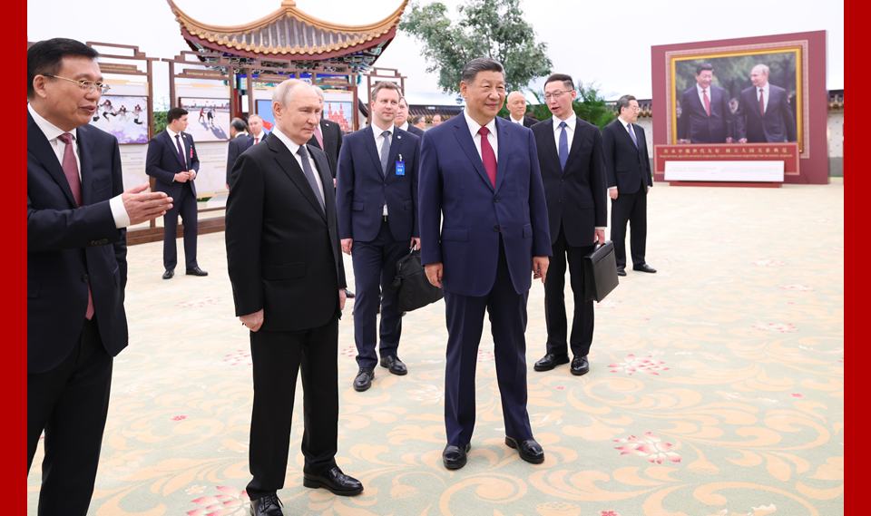 习近平同俄罗斯总统普京共同参观“传承中俄世代友好 树立大国关系典范”图片展