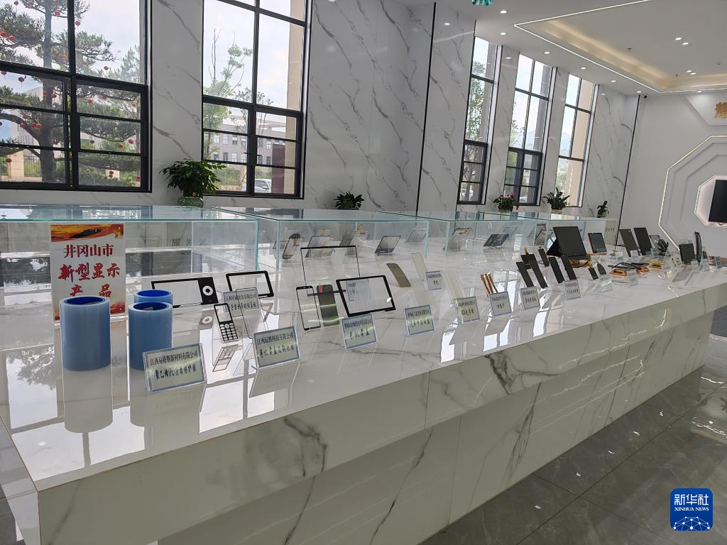 這是江西省井岡山市生產的新型顯示產品(2026年5月25日攝)。新華社記者 閔尊濤 攝