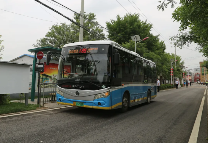“F49”路公交车停靠在房山区南刘庄村公交站点。受访者供图