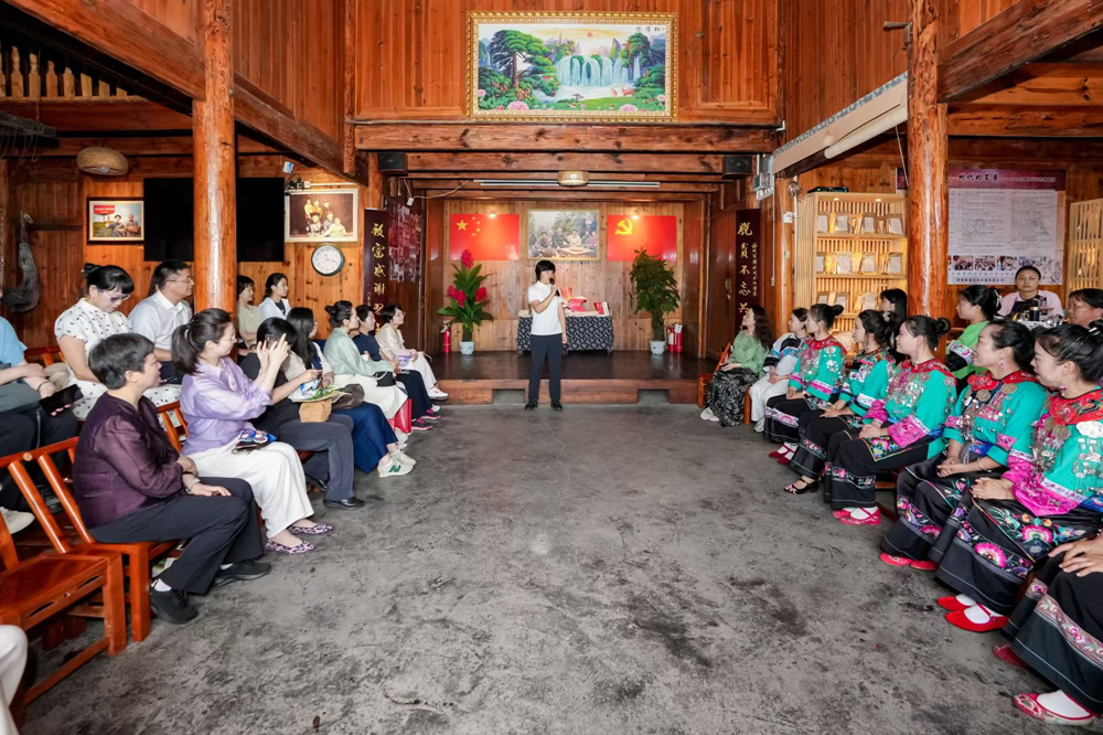 在湖南十八洞村，“一路芬芳·全国三八红旗手走基层促发展”主题实践活动座谈交流现场。全国妇联宣传部供图