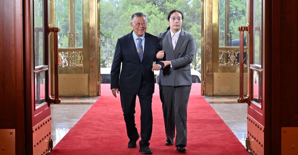 “七一勋章”获得者赵亚夫到达人民大会堂