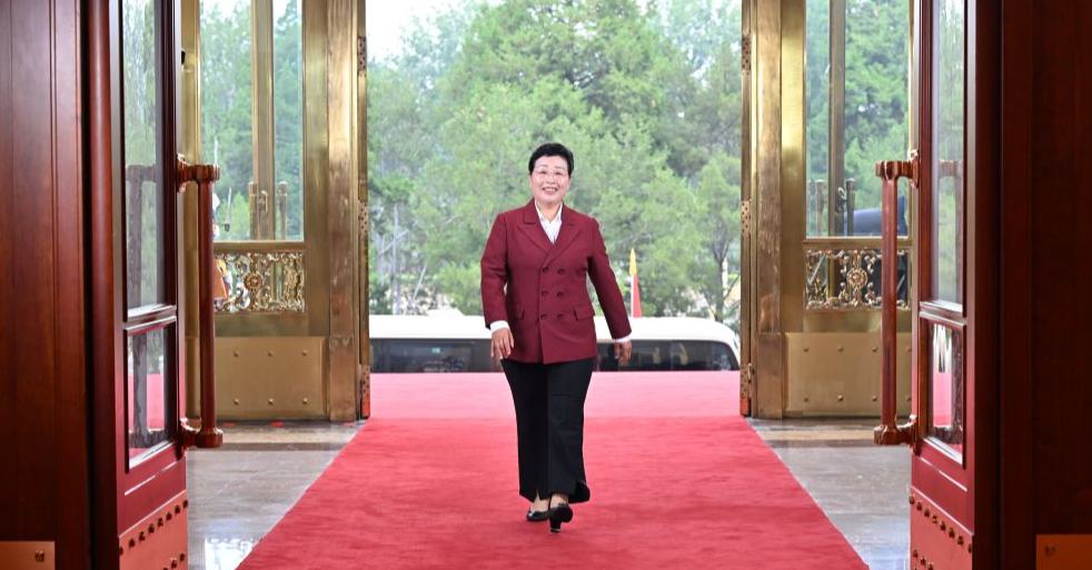 “七一勋章”获得者吴亚琴到达人民大会堂