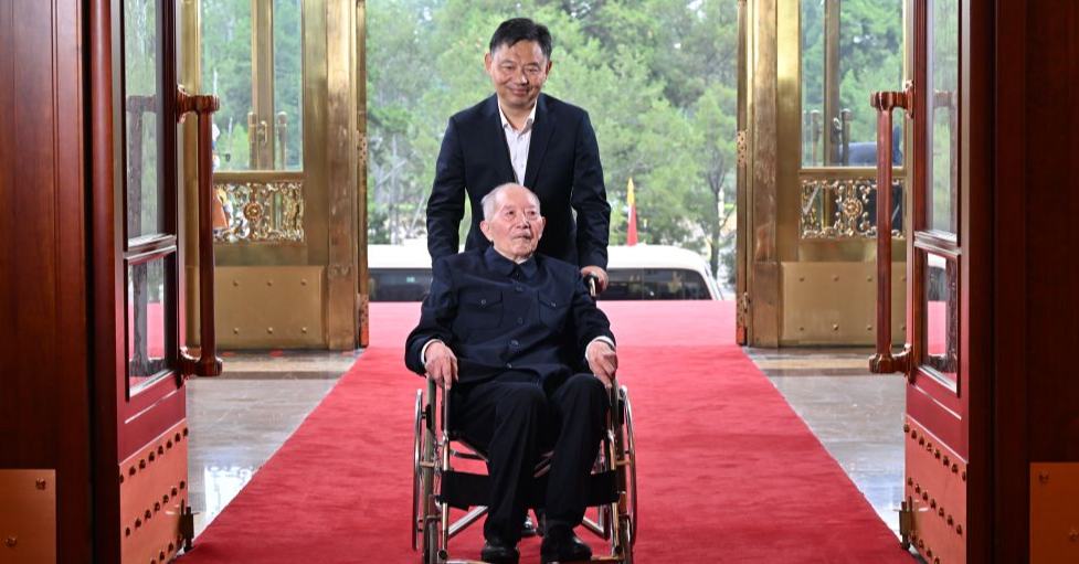 “七一勋章”获得者王於昌到达人民大会堂
