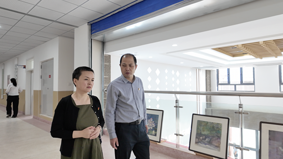 孫凱（右）與董坤岳（左）在輪台縣第四中學。人民網 娜地拉 攝