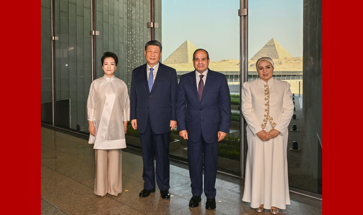 习近平和彭丽媛同埃及总统塞西夫妇共同参观大埃及博物馆