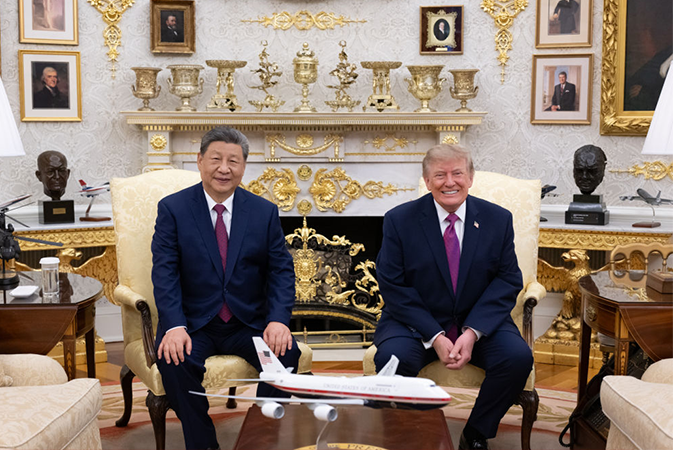习近平同美国总统特朗普小范围交流