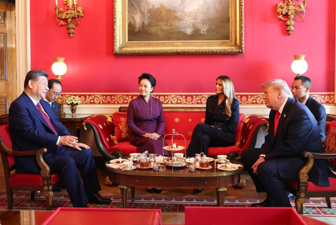习近平和彭丽媛同美国总统特朗普夫妇茶叙