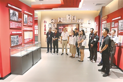 党员干部在青岛市纪律馆参观学习。青岛市纪委监委供图