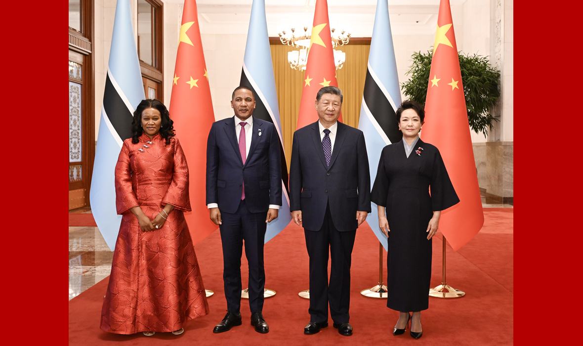 习近平同博茨瓦纳总统博科会谈