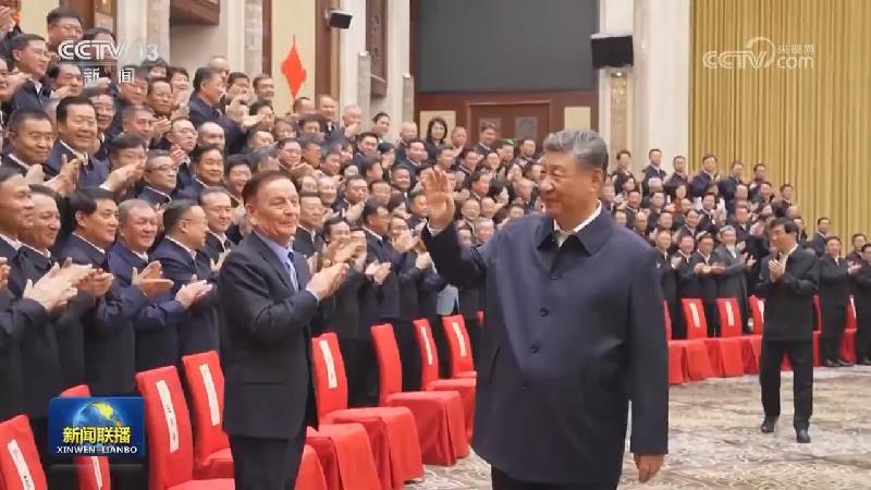 习近平接见新疆各族各界代表
