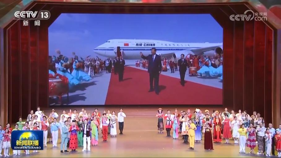 习近平观看庆祝新疆维吾尔自治区成立70周年文艺晚会《美丽新疆》