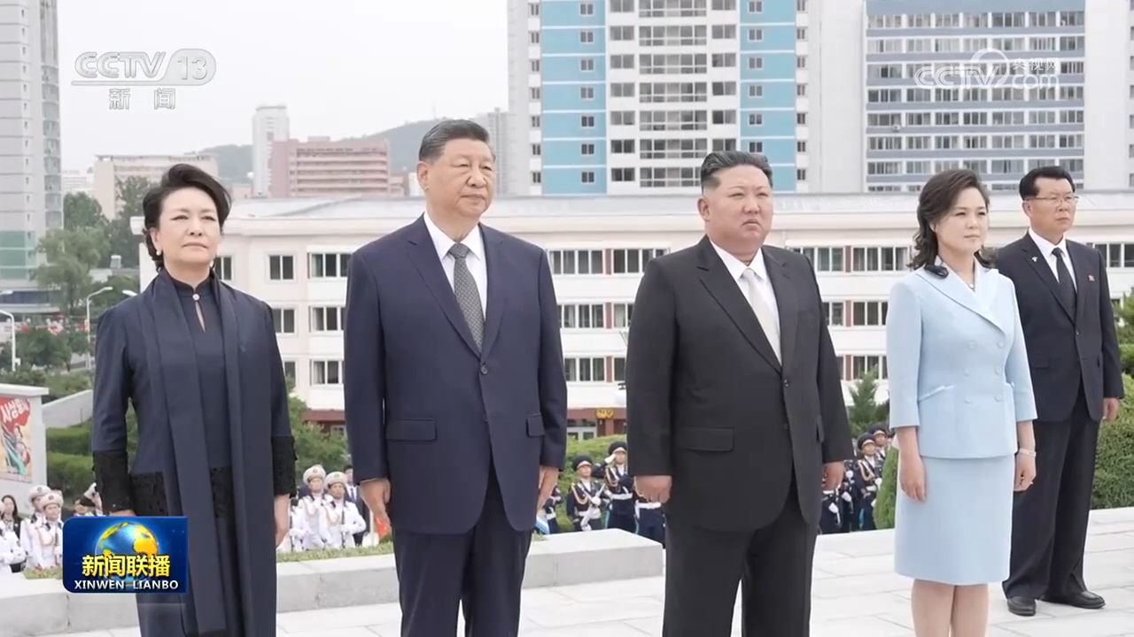 习近平和彭丽媛参谒中朝友谊塔