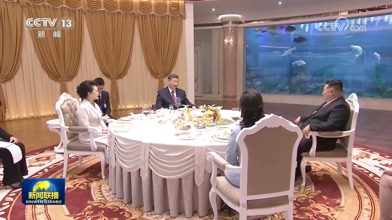 习近平夫妇出席金正恩夫妇举行的小范围午宴