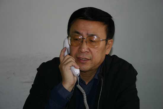 陈淳在接听上访群众的电话 (2)