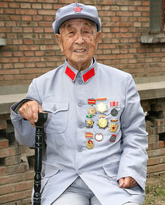 老红军的理论人生--记离休干部杨德千学习传播党的创新理论(上)