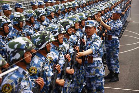 海军陆战队战车方队官兵在进行阅兵式排面训练(6月26日摄).