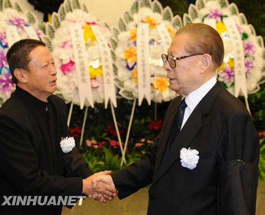 谷牧同志遗体在京火化 胡锦涛等到八宝山革命公墓送别