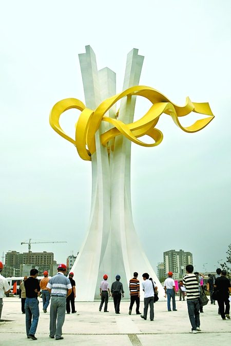 江油新地标建筑——"豫江情赞"彩钢雕塑,是河南人民援建江油的纪念碑