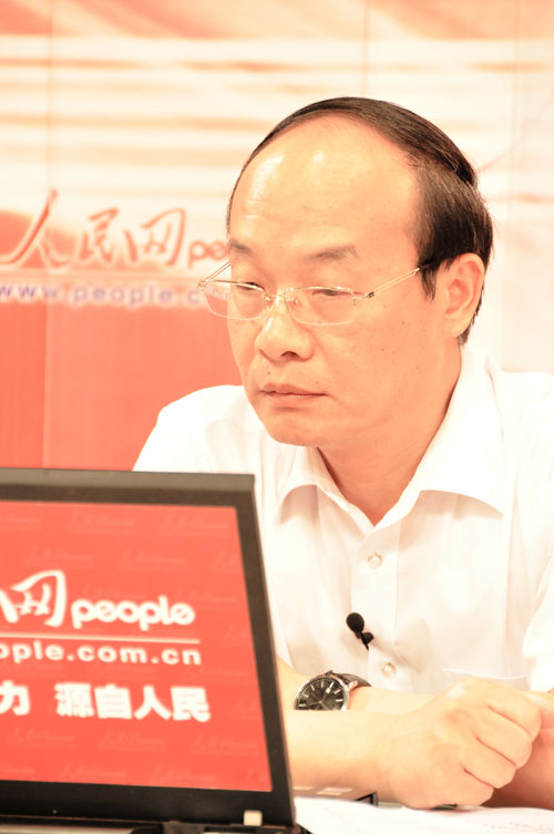 学员代表,东风汽车公司总经理,党委书记徐平回答网友提问(摄影:刘倩)