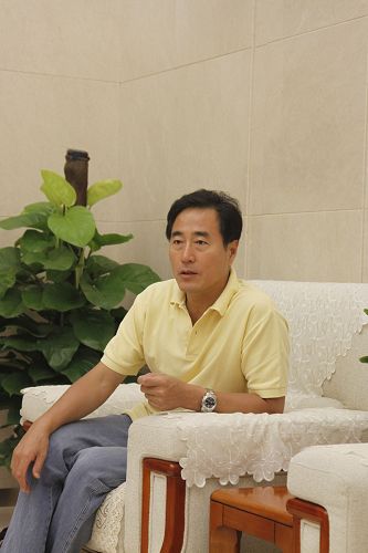在电影《第一书记》热播一月之际,今天上午8:30,沈浩扮演者杨立新做客
