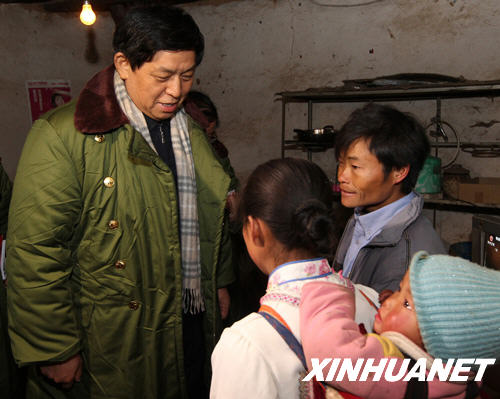 贵州省委书记栗战书在威宁县迤那镇乡民村贫困户朱光林家家走访慰问.