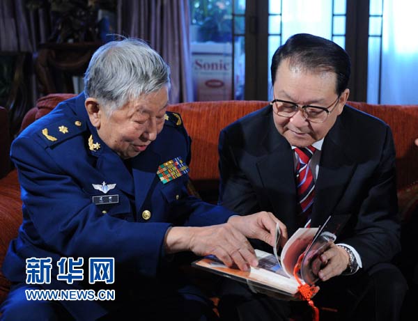 组图:李长春看望文化界知名人士 (5)