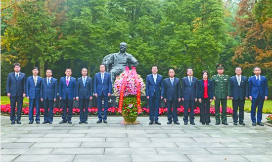 张彤赵波甘用德参加活动